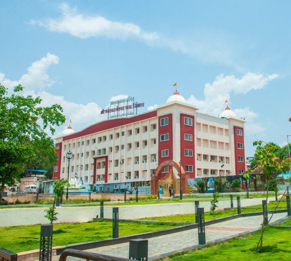Shri Mahakaleshwar Bhakti Niwas building wide view